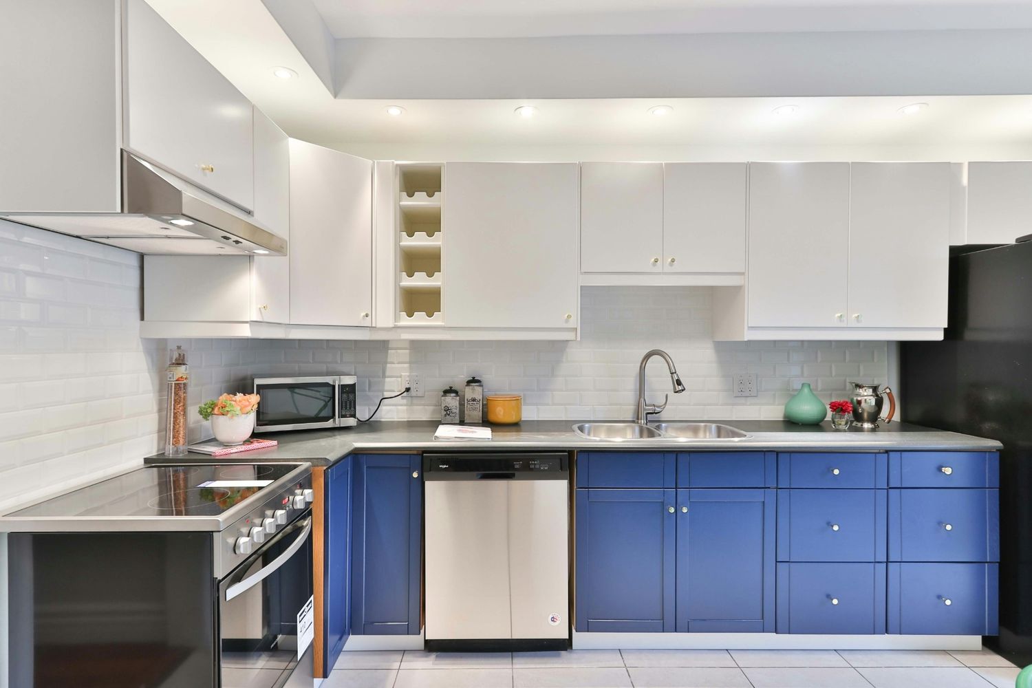 Efficient Designed L-shaped Kitchen